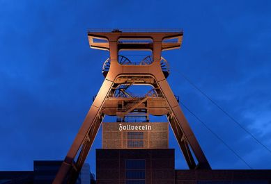 640px-Zeche_Zollverein_abends.jpg